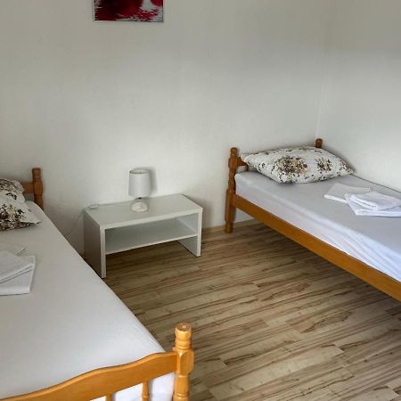 Apartman Malekin Lägenhet Prozor Exteriör bild
